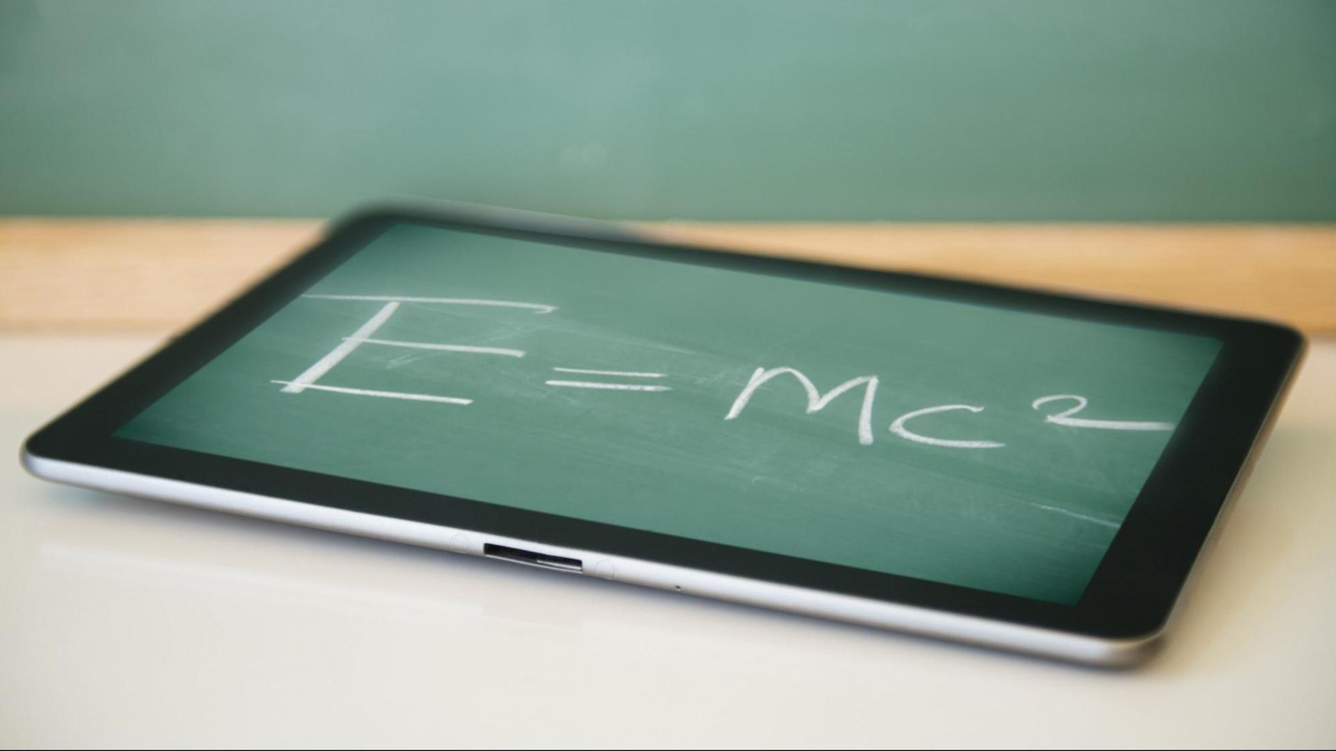Die Theorie der allgemeinen Relativität wird in der Schule auf einem Tablet angezeigt | Verwendung weltweit, Keine Weitergabe an Wiederverkäufer.