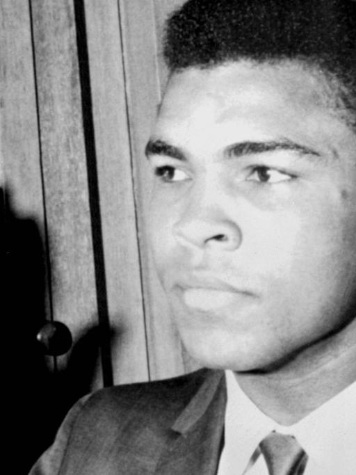 Der Schwergewichtsboxer Cassius Clay (Muhammad Ali), vor dem Gericht zur Verhandlung seiner Verweigerung in das US-Miltär eingezogen zu werden (Houston, Texas).