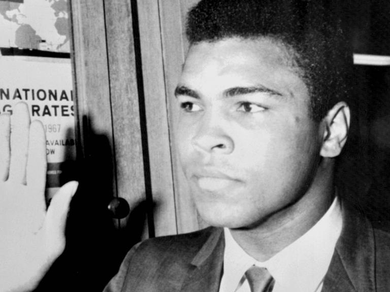Der Schwergewichtsboxer Cassius Clay (Muhammad Ali), vor dem Gericht zur Verhandlung seiner Verweigerung in das US-Miltär eingezogen zu werden (Houston, Texas).