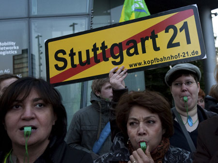 Gegner des Bahnprojekts Stuttgart 21 demonstrieren am 1. Oktober 2010 
