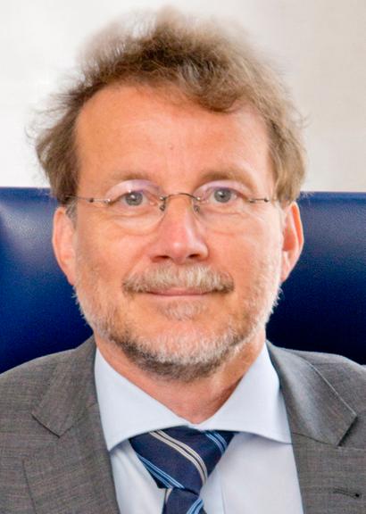 Axel Börsch-Supan, Direktor am Münchener Max-Planck-Institut für Sozialrecht und Sozialpolitik, sitzt am 06.06.2012 in München in seinem Büro.