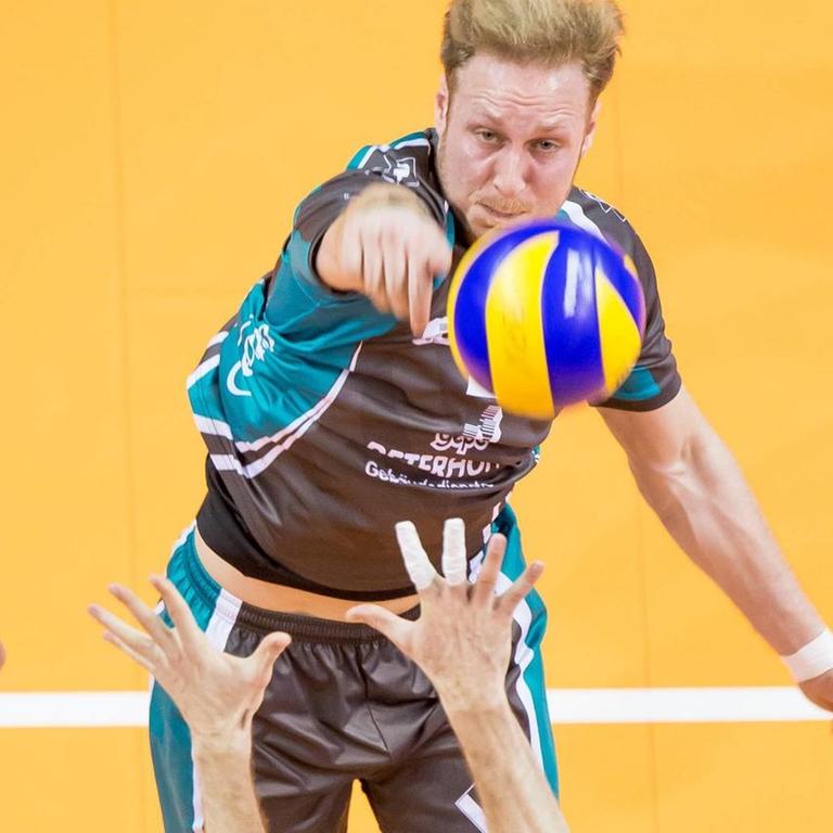 Der Dürener Volleyball-Nationalspieler Jaromir Zachrich am Netz.