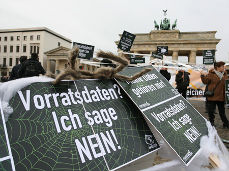 Auf dem Pariser Platz in Berlin stehen Plakate mit der Aufschrift: "Vorratsdaten? Ich sage NEIN!" Hundert Meter entfernt im Hintergrund ist das Brandenburg Tor zu sehen.