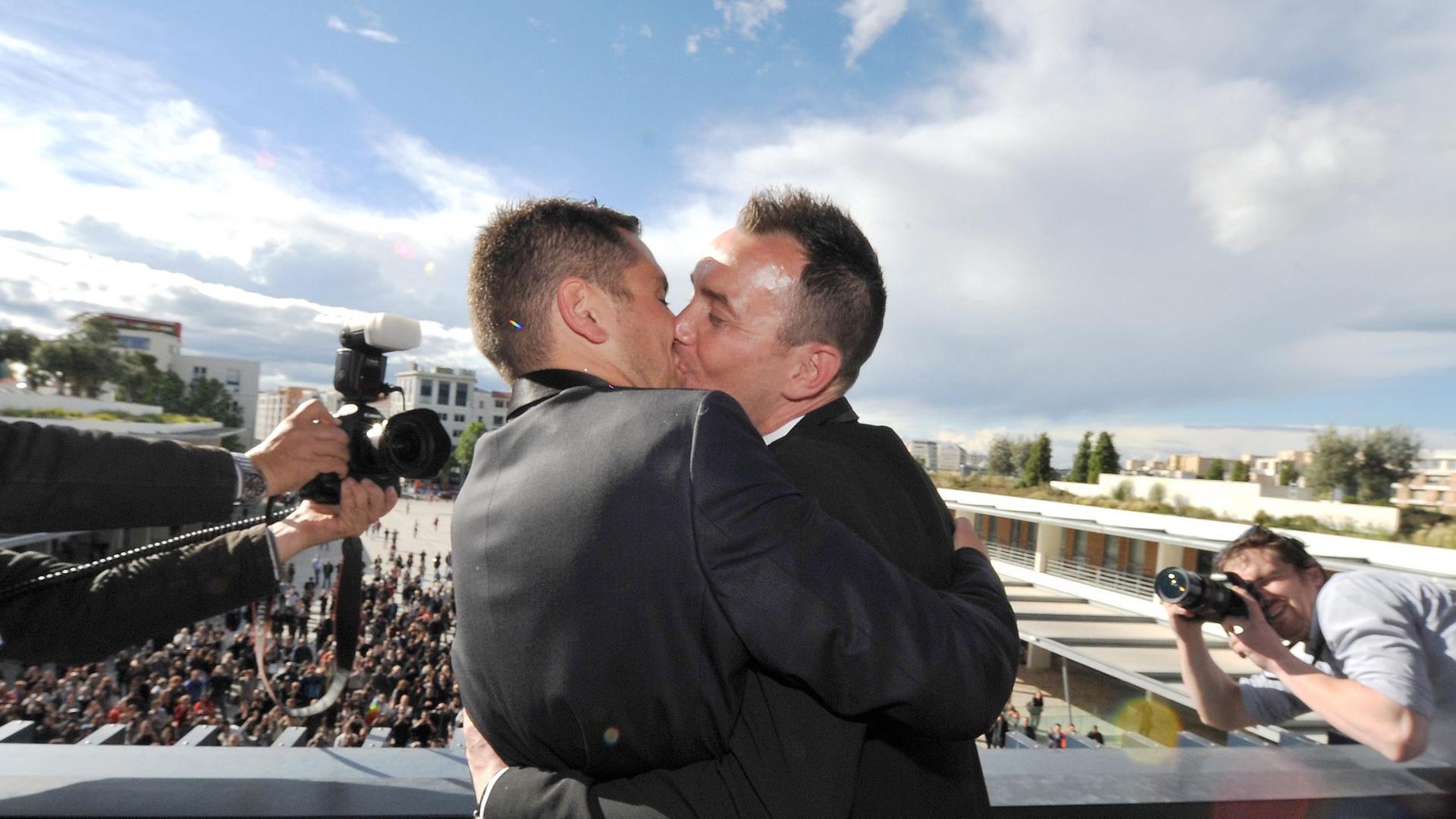 Vincent Autin und sein Partner Bruno Boileau küssen sich nach ihrer standesamtlichen Hochzeit im Mai 2013 in Montpellier.