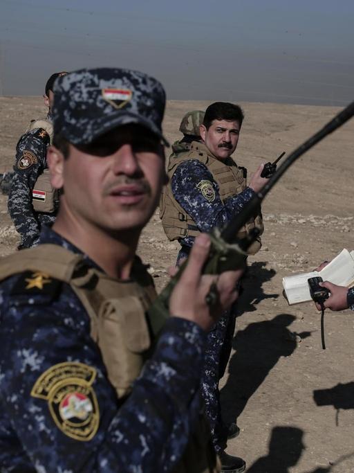Ein irakischer Polizist hält (19.02.17) ein Sprechfunkgerät in der Hand.