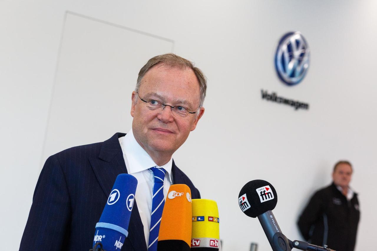 Der niedersächsische Ministerpräsident Stephan Weil (SPD) äußert sich am 26.07.2017 in Wolfsburg (Niedersachsen) im VW-Markenhochhaus gegenüber Medienvertretern zur Kartell-Selbstanzeige des Konzerns. Weil ist für eine außerordentliche Sitzung des Volkswagen-Aufsichtsrates in Wolfsburg. Foto: Philipp von Ditfurth/dpa | Verwendung weltweit