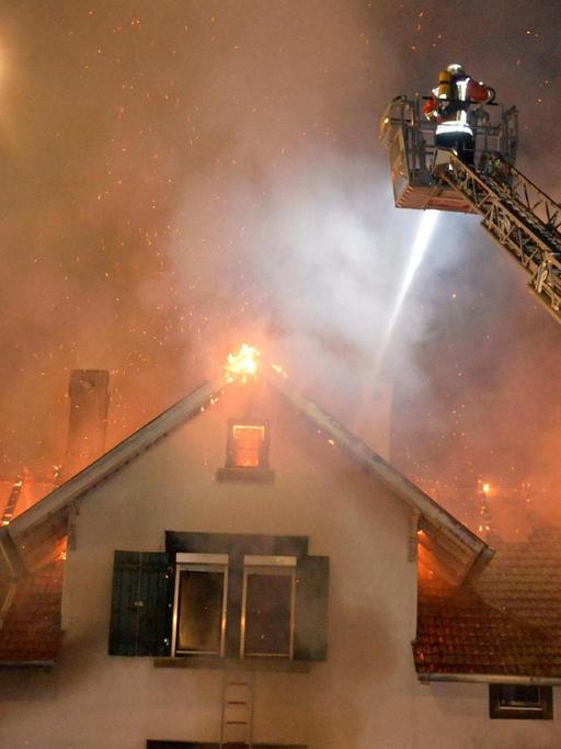 Ein geplantes Heim für Asylbewerber in Weissach im Tal in Baden-Württemberg steht am 24.08.2015 voll in Flammen