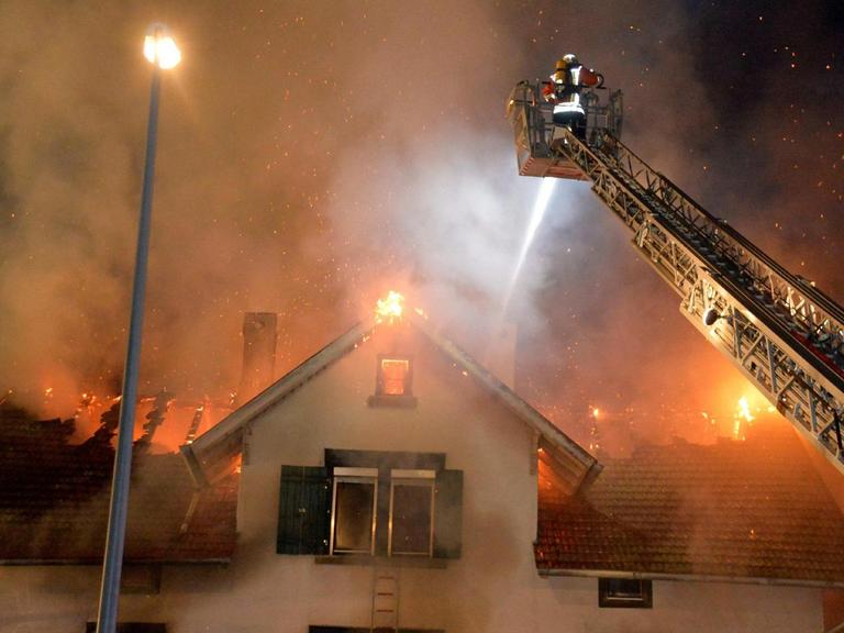 Ein geplantes Heim für Asylbewerber in Weissach im Tal in Baden-Württemberg steht am 24.08.2015 voll in Flammen