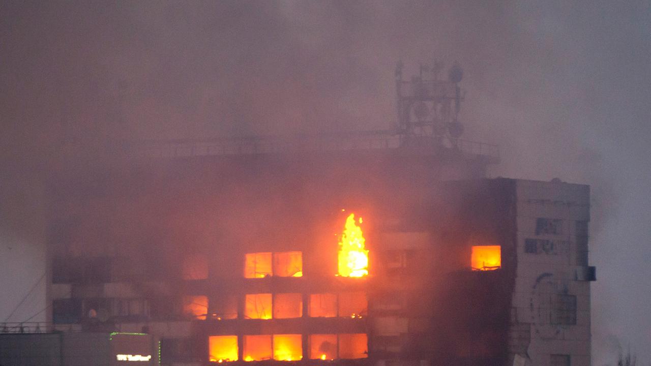 Ein mehrstöckiges Haus brennt in der tschetschenischen Hauptstadt Grosny. Ein mehrstöckiges Haus brennt in der tschetschenischen Hauptstadt Grosny.