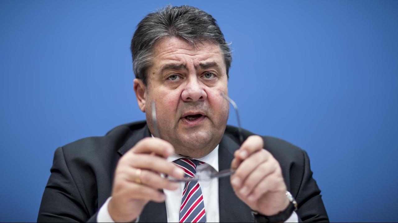 Bundeswirtschaftsminister Sigmar Gabriel (SPD) spricht während einer Pressekonferenz am 19.12.2016 in Berlin. Gabriel zog vor den Hauptstadtjournalisten Bilanz zur Wirtschaftspolitik der Bundesregierung im Jahr 2016.