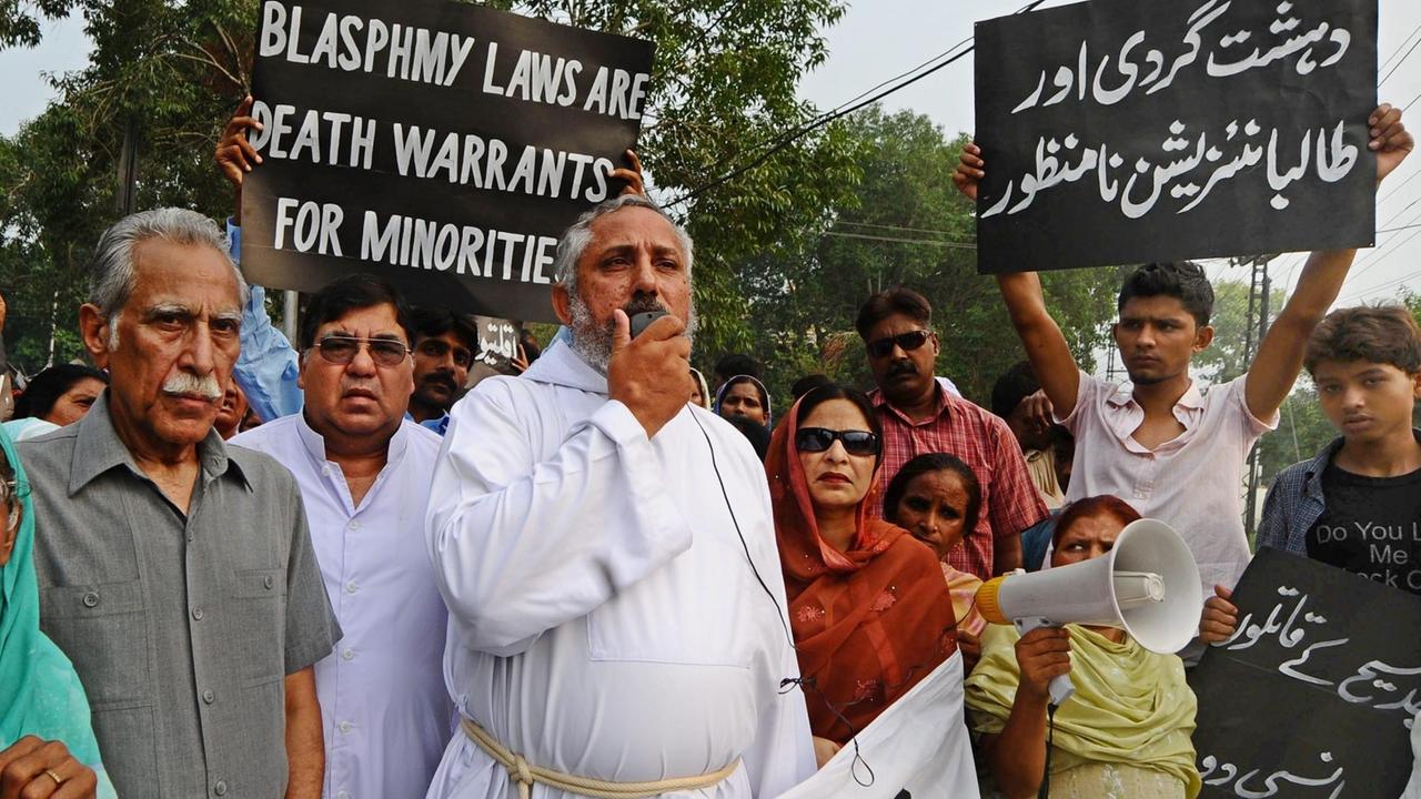 Pakistani Chrisitans minority members shout slogans during a protest against the country's Blasphemy laws in Lahore, Pakistan, on 25 July 2010. Pakistan's Blasphemy law imposes life imprisonment on anyone insulting the holy Koran and the death penalty on anyone defiling the name of Prophet Muhammed. According to media reports Pakistan_s blasphemy statues are so commonly used to settle personal scores, they are widely condemned by human rights advocates and legislators around the world. EPA/RAHAT D