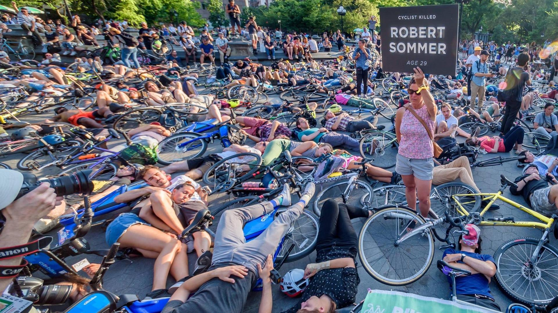 Das Foto zeigt Rad-Fahrerinnen und Rad-Fahrer bei einem Protest in New York.