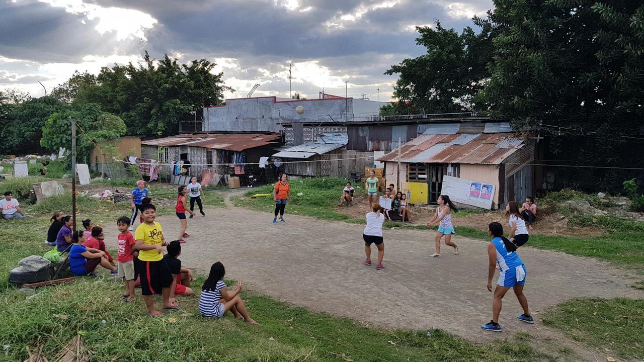 In Agdao, einem Armenviertel der philippinischen Stadt Davo City, spielt sich das Leben auf der Straße ab. 