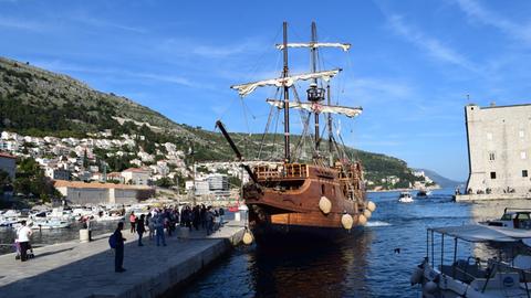 Holzschiff im alten Hafen von Dubrovnik