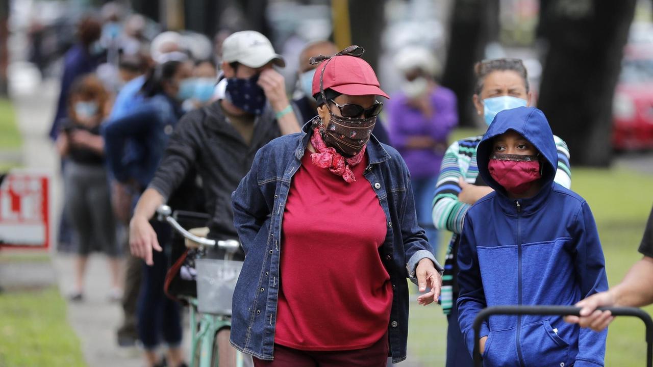 Menschen in New Orleans stehen Ende April an einer Essensausgabe an.
