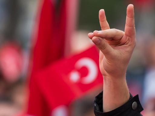 Eine Hand zeigt den "Wolfsgruß" der Grauen Wölfe am 10.04.2016 in München (Bayern) während einer Pro-Türkischen Demonstration in der Innenstadt teil. Graue Wölfe ist die Bezeichnung für Mitglieder der rechtsextremen türkischen Partei der Nationalistischen Bewegung (Milliyetci Hareket Partisi, MHP).