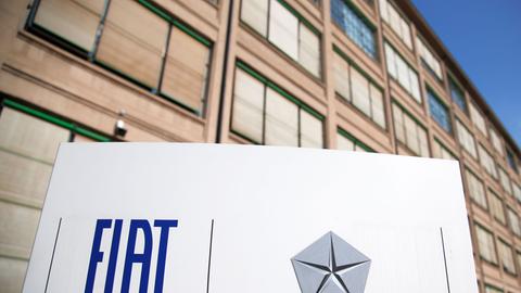 Die Logos von Fiat und Chrysler vor dem Fiat-Firmensitz in Turin.