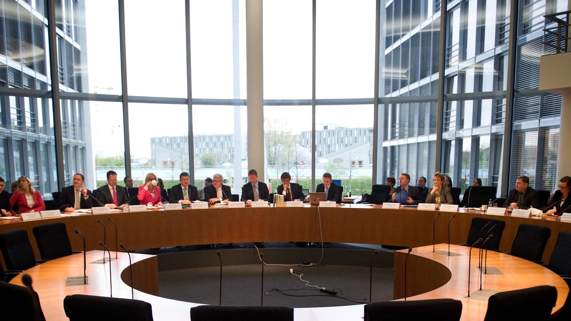 Der NSA-Untersuchungsausschuss bei einer Sitzung in Berlin.