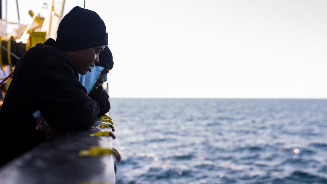 Migranten auf der MS Aquarius von SOS Mediterranee auf dem Meer vor Sizilien gebracht