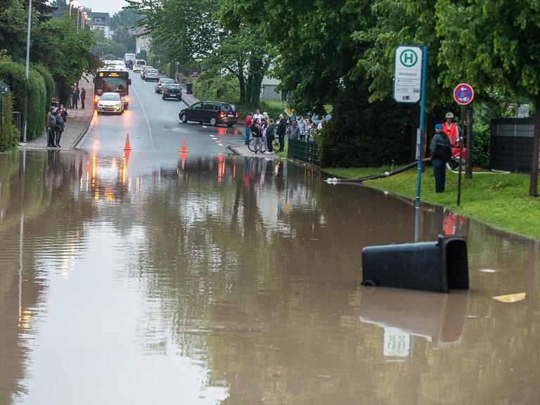 Bielefeld: Wasser steht nach starken Regenfällen auf einer gesperrten Straße.