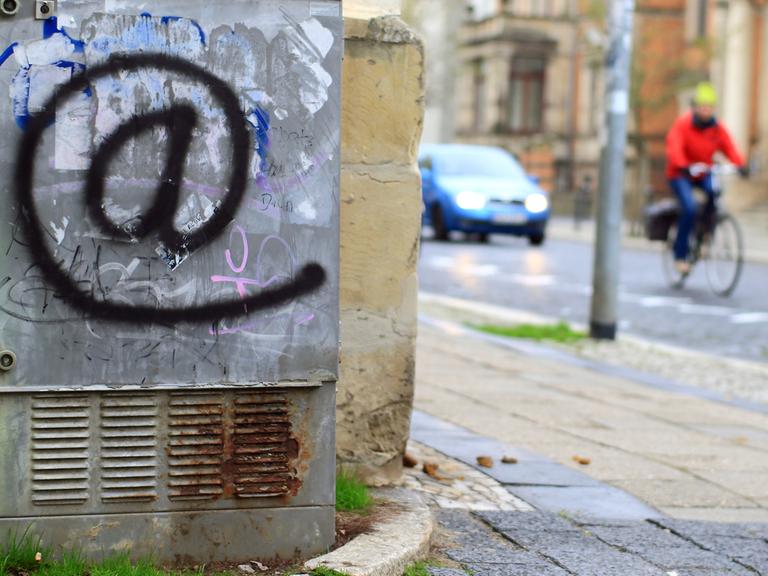 Ein Online-Symbol in der Offline-Welt: elektrischer Schaltschrank mit "@-Zeichen"