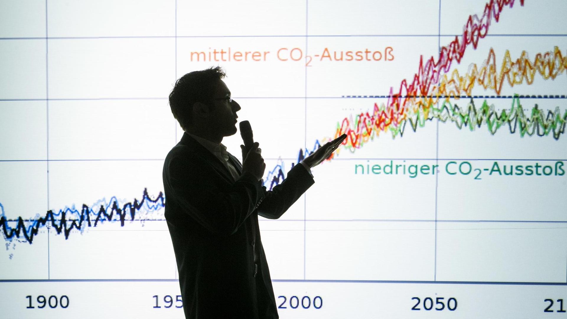 Dirk Notz, Leiter der Max-Planck Forschungsgruppe "Meereis im Erdsystem", erläutert den Zusammenhang zwischen Kohlenstoffdioxidausstoss und Temperaturerwärmung im Erdklima.