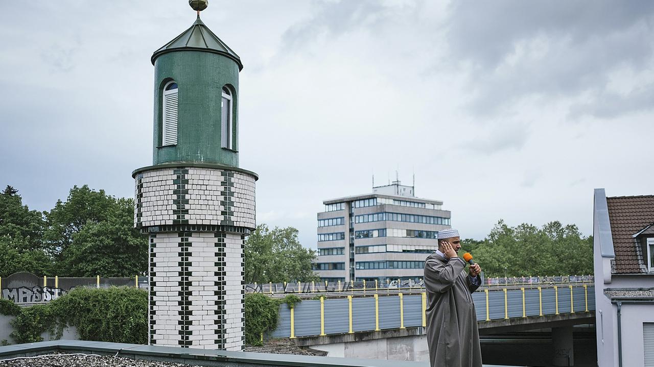 Gebetsruf "Adhan" auf dem Dach der Abu Bakr Moschee, Frankfurt.