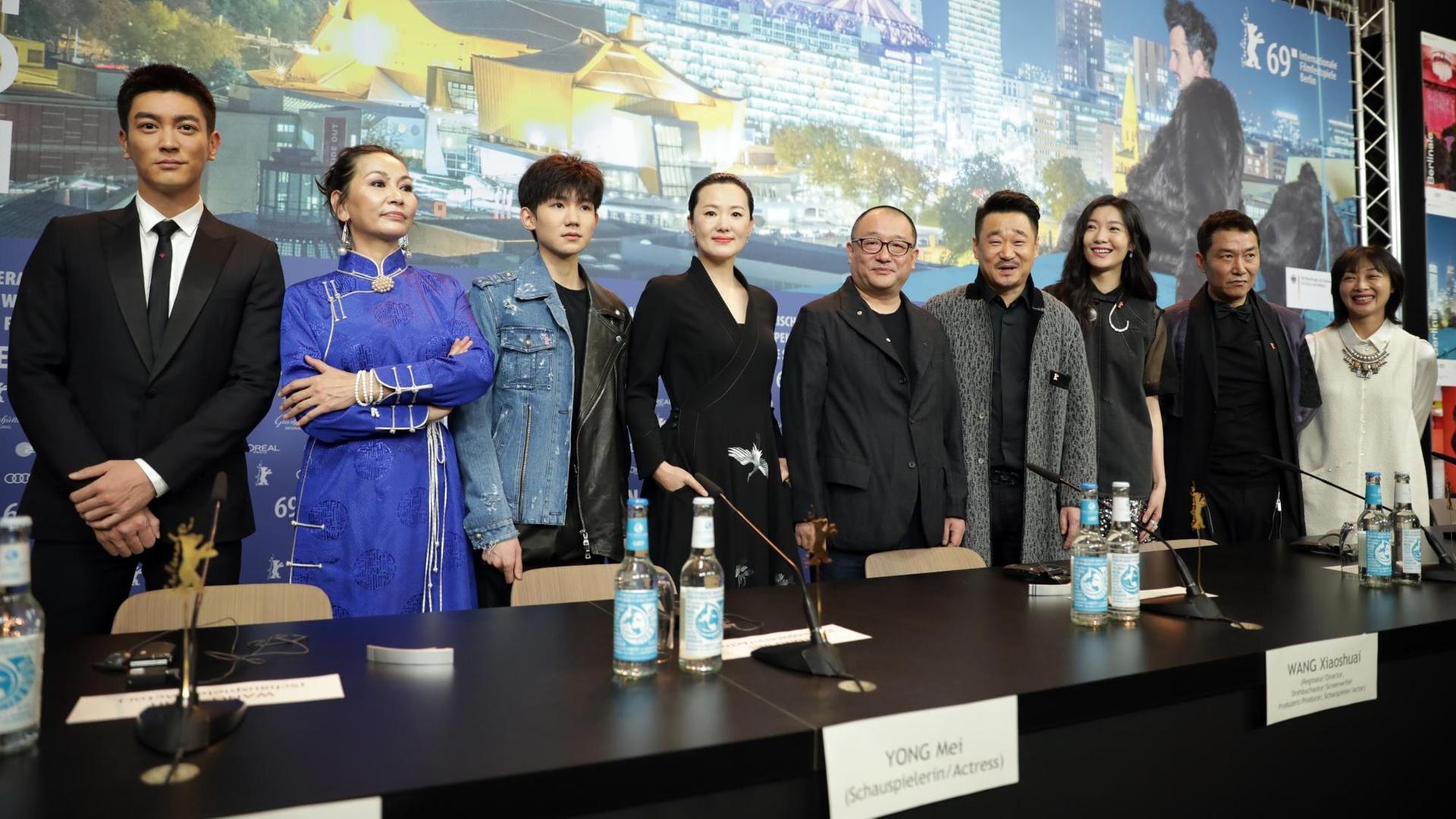 Die Schauspieler Du Jiang, Ailiya, Wang Yuan (l-r), Yong Mei, Wang Xiaoshuai, Regisseur, Wang Jingchun, Qi Xi, Zhao Yanguozhang und Produzentin Liu Xuan auf der Pressekonferenz zu "So long, my son" auf der 69. Berlinale.