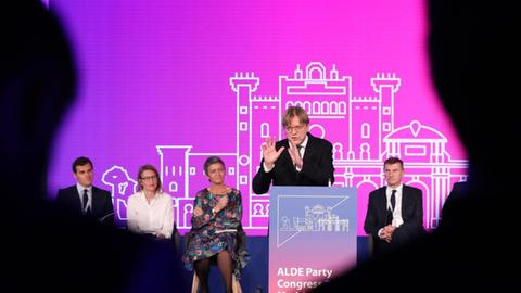 Guy Verhofstadt (M.) möchte Europas Liberale in eine neue Ära führen - als Hoffnungsträgerin gilt auch Margrethe Vestager (links daneben)