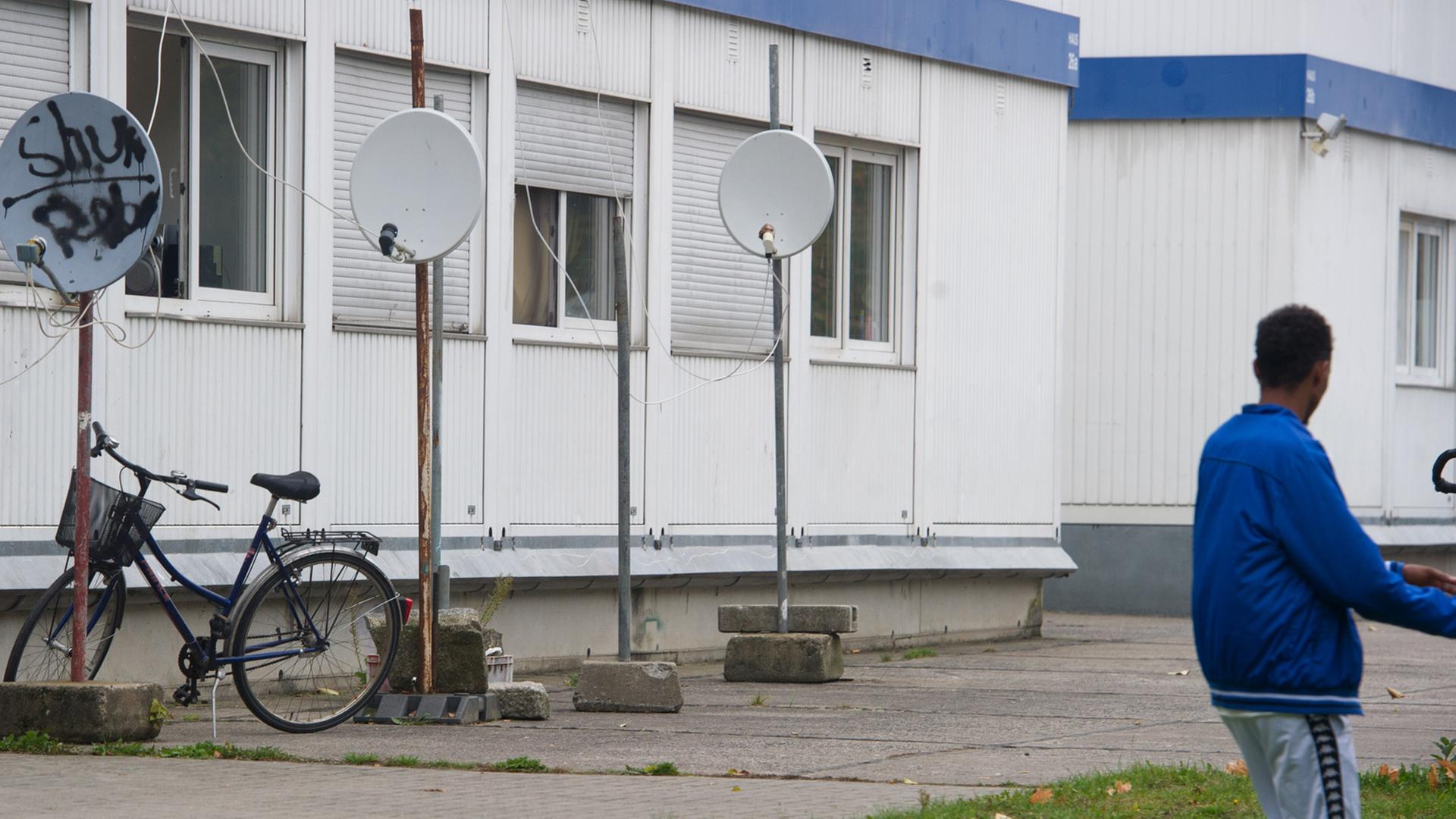 Eine Gemeinschaftsunterkunft für Flüchtlinge steht am 07.10.2014 auf der kleinen Insel Dänholm, einem Stadtteil von Stralsund (Mecklenburg-Vorpommern). Das Asylbewerberheim in Container-Bauweise, ausgestattet mit Bädern und Küchen, ist seit 1996 geöffnet. Eine Gemeinschaftsunterkunft für Flüchtlinge steht am 07.10.2014 auf der kleinen Insel Dänholm, einem Stadtteil von Stralsund (Mecklenburg-Vorpommern). Das Asylbewerberheim in Container-Bauweise, ausgestattet mit Bädern und Küchen, ist seit 1996 geöffnet.