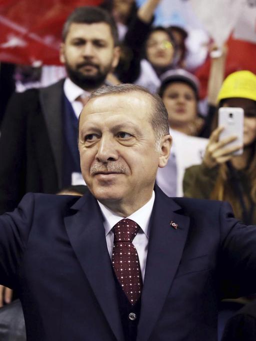 Der türkische Präsident Erdogan winkt seinen Anhängern in Istanbul zu.