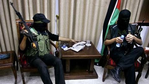Hamas-Kämpfer im Büro von Palästinenserpräsident Mahmud Abbas in Gaza.