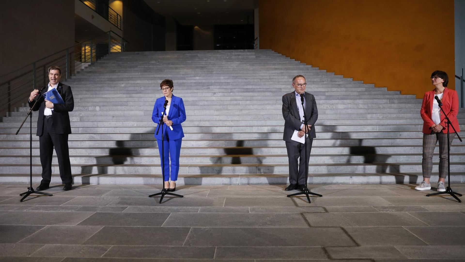 Die Vorsitzenden von Union und SPD stehen auf einer Treppe am Kanzleramt
