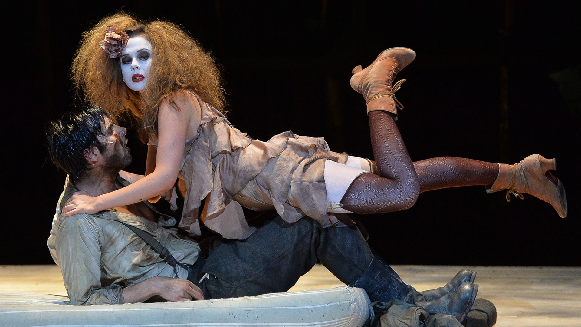 Eine Bühnenszene aus "Don Juan kommt aus dem Krieg" bei den Salzburger Festspielen.