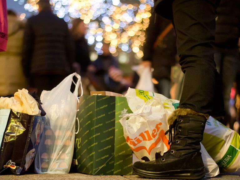 Beim Shoppen zur Weihnachtszeit kommen schnell einige Einkaufstüten zusammen.