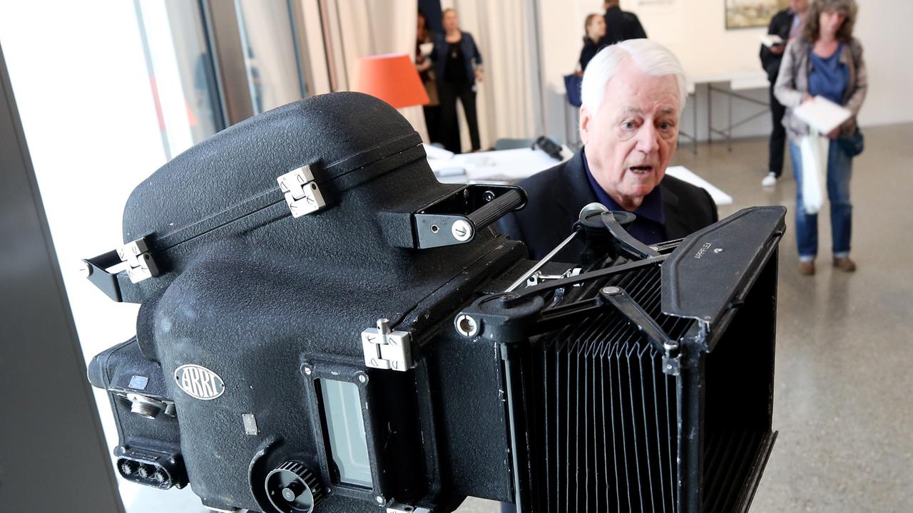 Alexander Kluge erklärt die Funktionsweise seiner Arriflex 35 Filmkamera 
