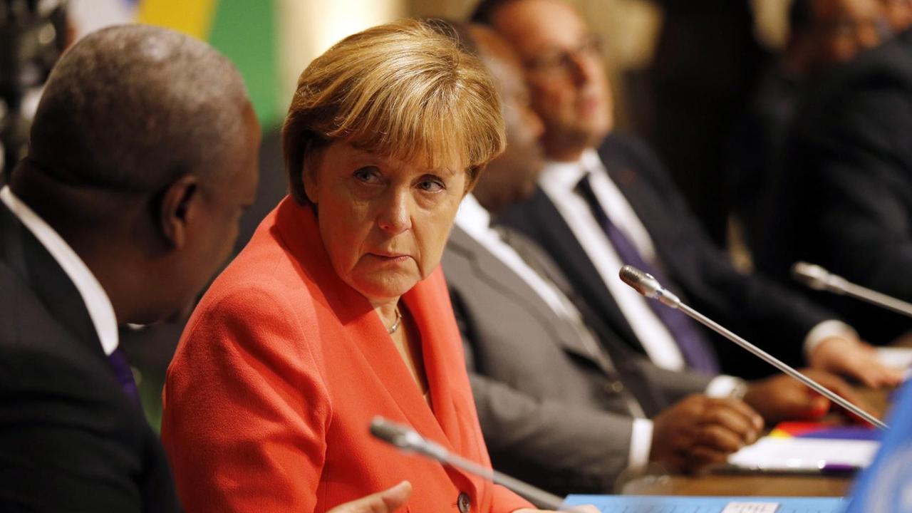 Kanzlerin Merkel spricht mit einem afrikanischen Teilnehmer des EU-Afrika-Gipfels in Malta