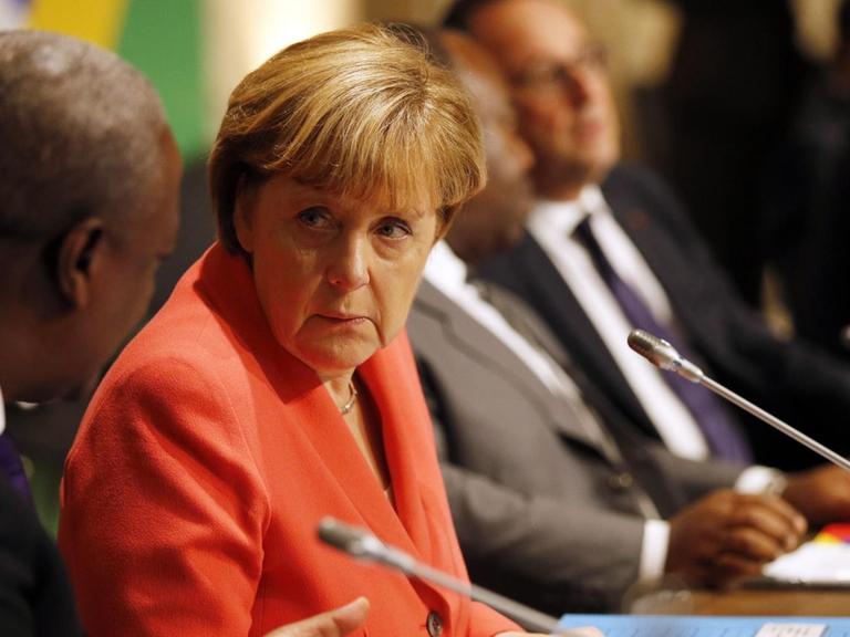 Kanzlerin Merkel spricht mit einem afrikanischen Teilnehmer des EU-Afrika-Gipfels in Malta