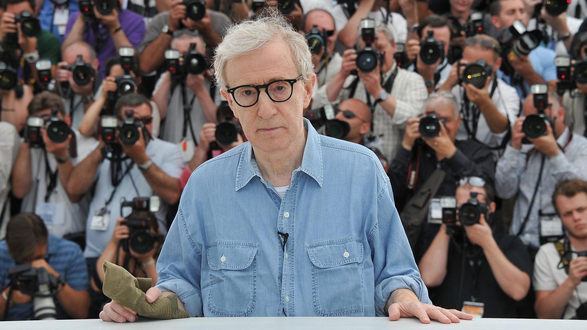 Der Regisseur Woody Allen bei den Filmfestspielen in Cannes, vor eine Gruppe von Pressefotografen