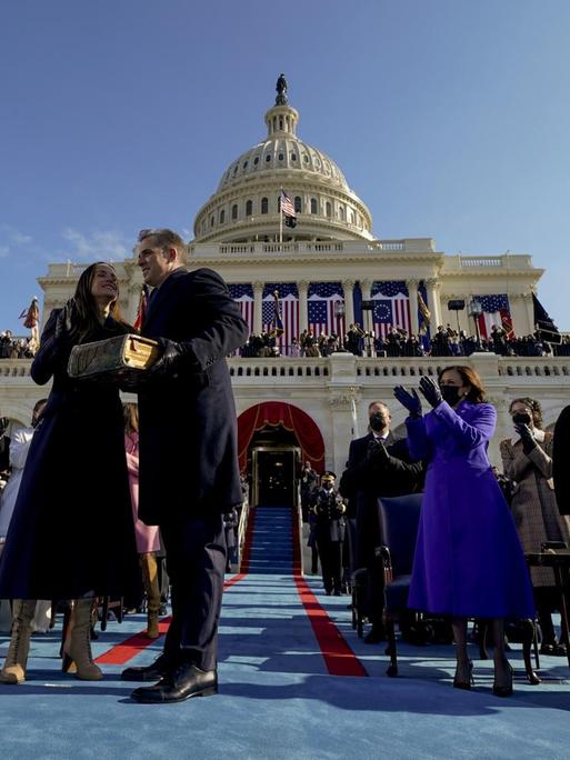 Ex-Vizepräsident Mike Pence applaudiert, als der frisch ins Amt eingeschworene Präsident Joe Biden seine Frau Jill umarmt.