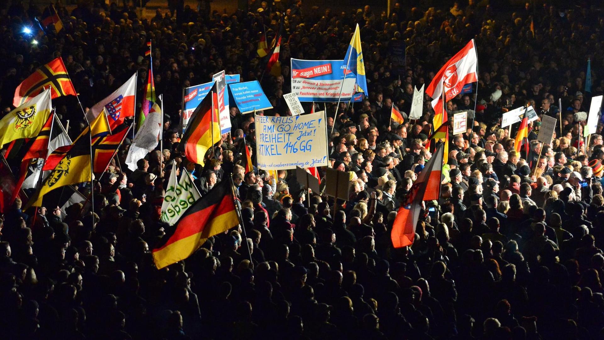 Teilnehmer einer Kundgebung der "Alternative für Deutschland" (AfD) in Erfurt.