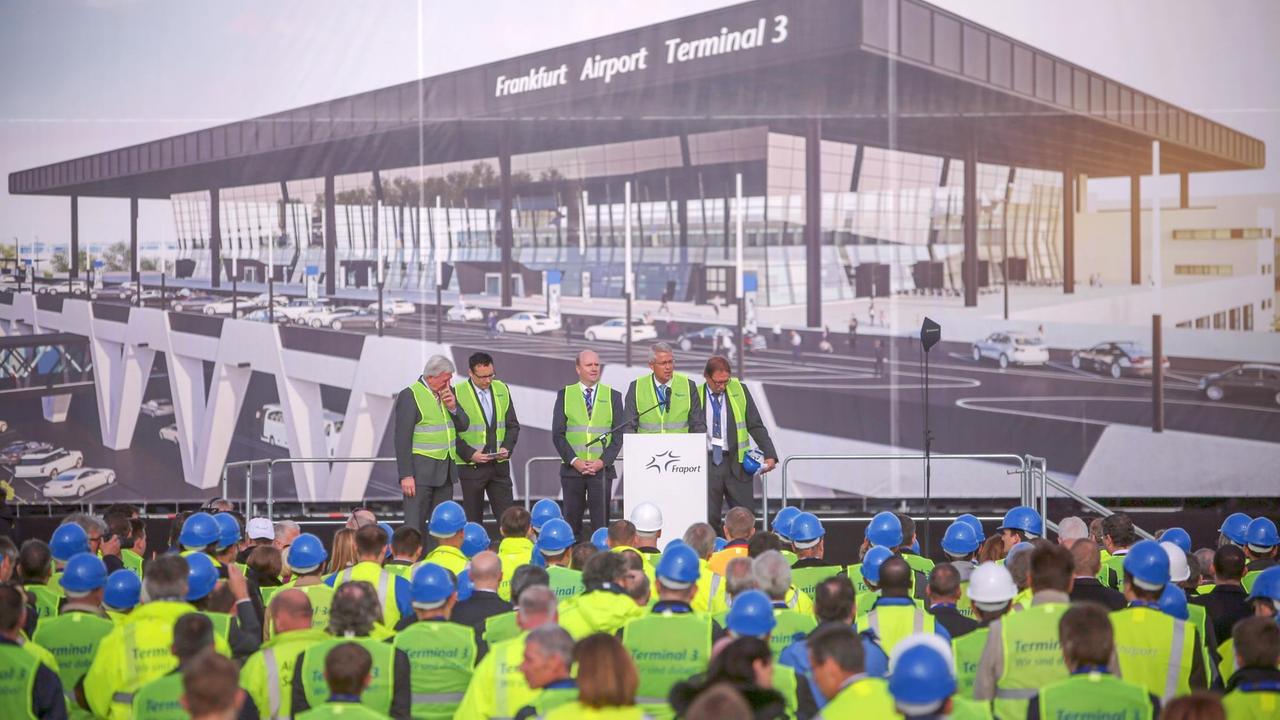 Der erste Spatenstich für das neue Terminal "T3" in Frankfurt am Main.