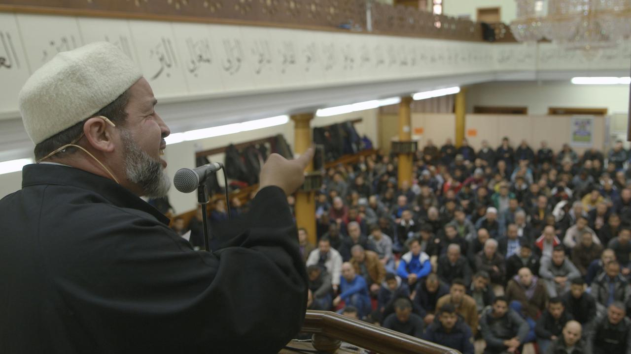 Die Moschee, in der Mohamed Taha Sabri tätig ist, wird vom Verfassungsschutz beobachtet - Filmstill aus "Inschallah".