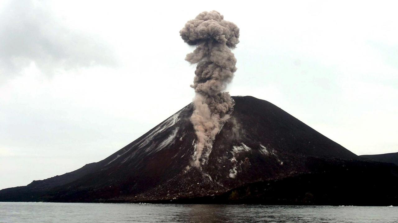 Der indonesische Vulkan Anak Rakata bricht am 30.10.2007 nahe Lampung, Indonesien, aus.