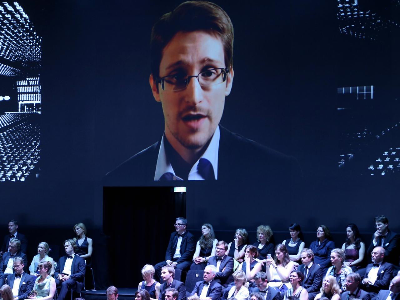 Der ehemalige US-Geheimdienstmitarbeiter Edward Snowden spricht in Hamburg während der Verleihung Henri-Nannen-Preis per Videobotschaft zu den Zuschauern. 