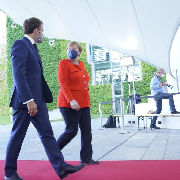 Bundeskanzlerin Dr. Angela Merkel und Emmanuel Macron gehen am 18.06.2021 in Berlin nebeneinander über einen roten Teppich 