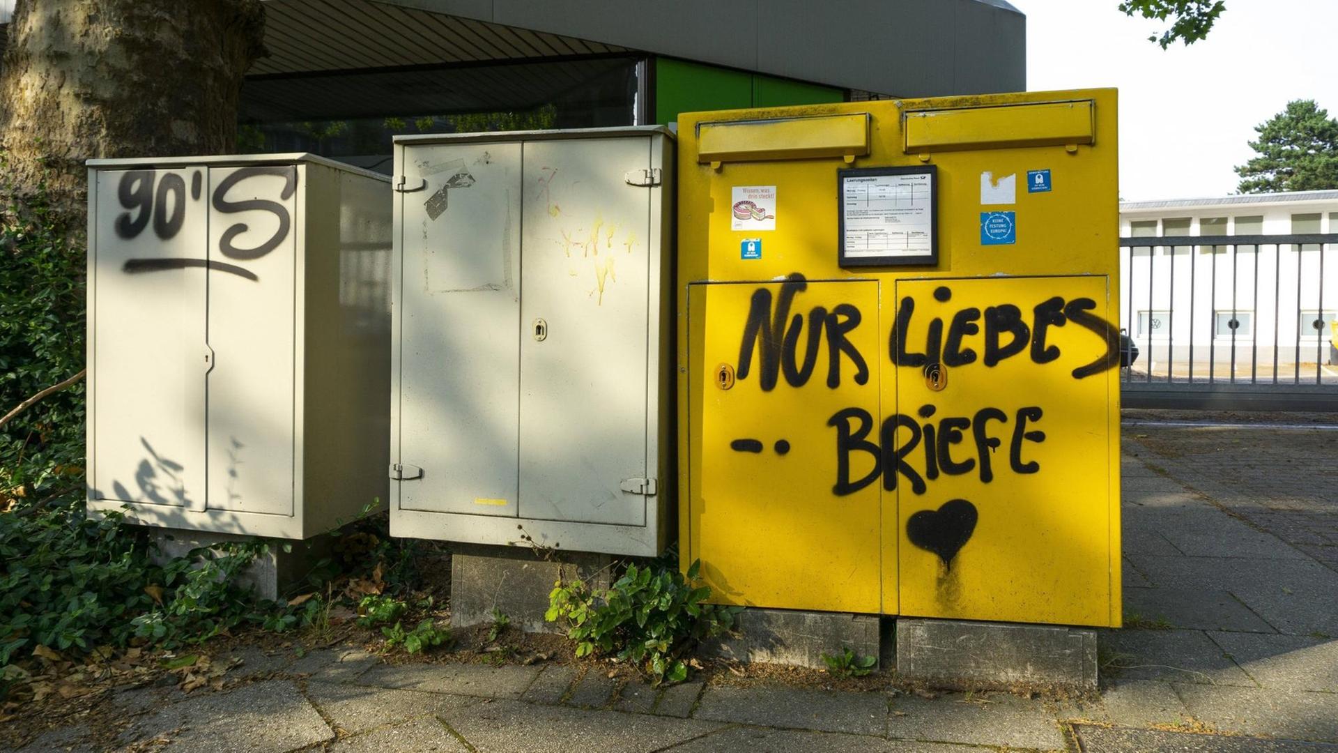 Briefkasten, Postkasten mit einem Spruch besprüht, Nur Liebesbriefe, Essen, NRW, Deutschland, Grafitti