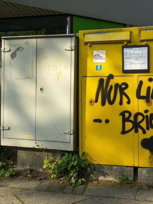 Briefkasten, Postkasten mit einem Spruch besprüht, Nur Liebesbriefe, Essen, NRW, Deutschland, Grafitti