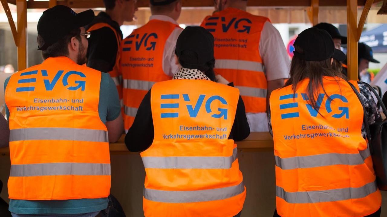 Mitglieder der Eisenbahn- und Verkehrsgewerkschaft (EVG) nehmen am 21.05.2015 in Berlin an einer Kundgebung teil.