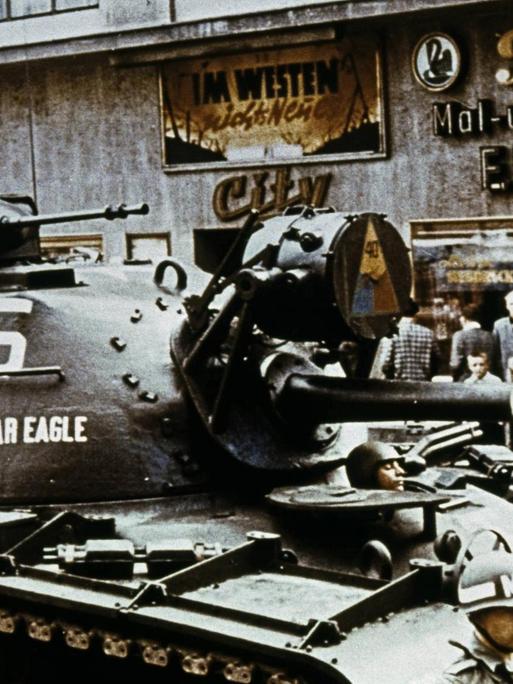 Ein US-Panzer steht am Checkpoint Charlie (1961)